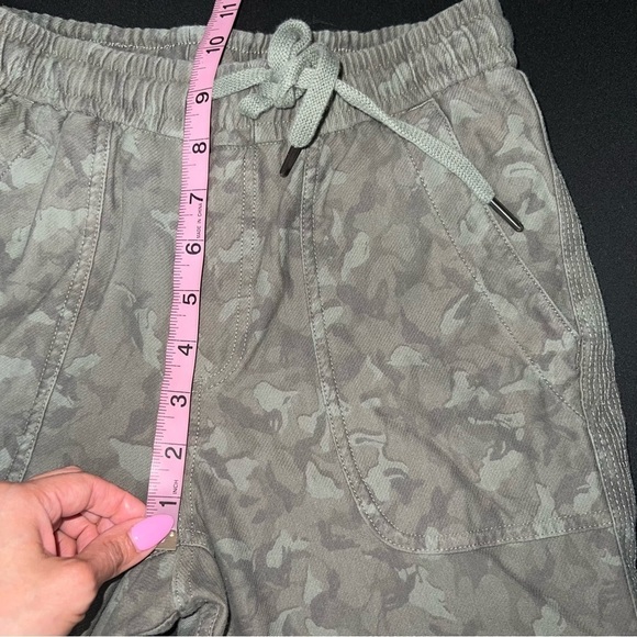 Athleta pants Women Size 0 joggers Farallon Green Printed Camo Drawstring b9 - Picture 9 of 11